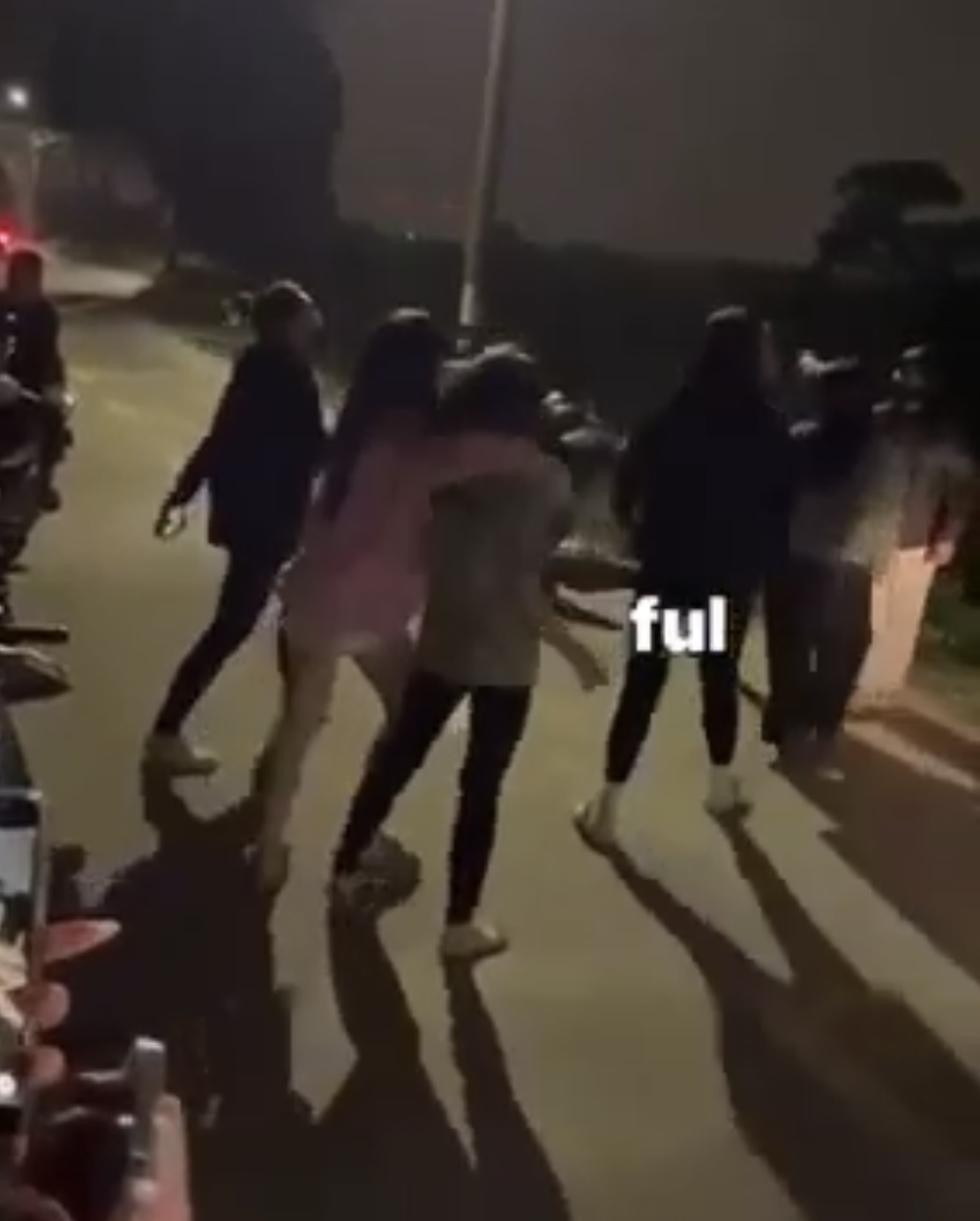 vid Mấy cháu gái hẹn nhau ra biểu diễn võ nghệ