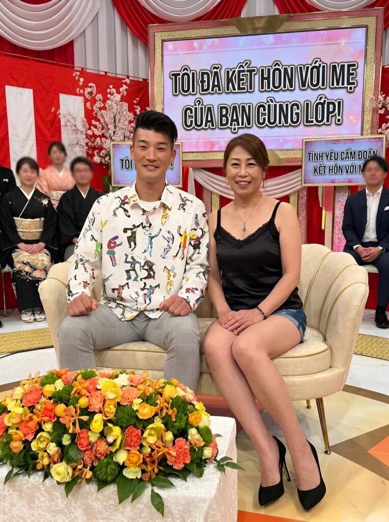 Chàng trai cưới mẹ của bạn cùng lớp vì ‘yêu từ cái nhìn đầu tiên’