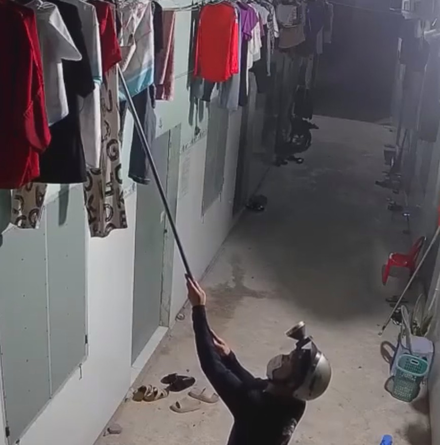 Video người đàn ông nửa đêm đ/ột nh/ập phòng trọ “ăn tr.ộ.m đồ của chị em ph/ụ n/ữ”