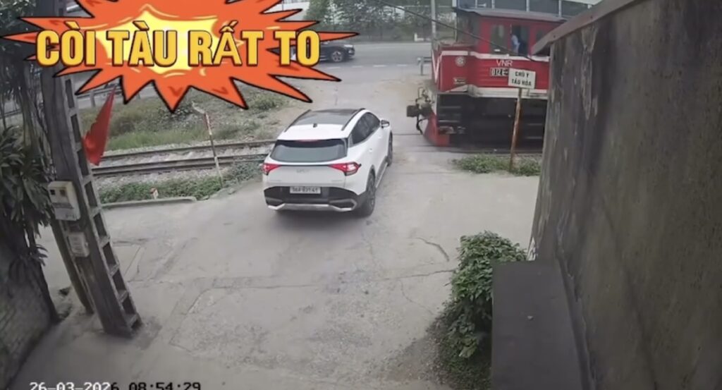 Cam ghi lại sự việc t.;ai n:ạ:n giữa t.àu h.oả và oto sáng nay