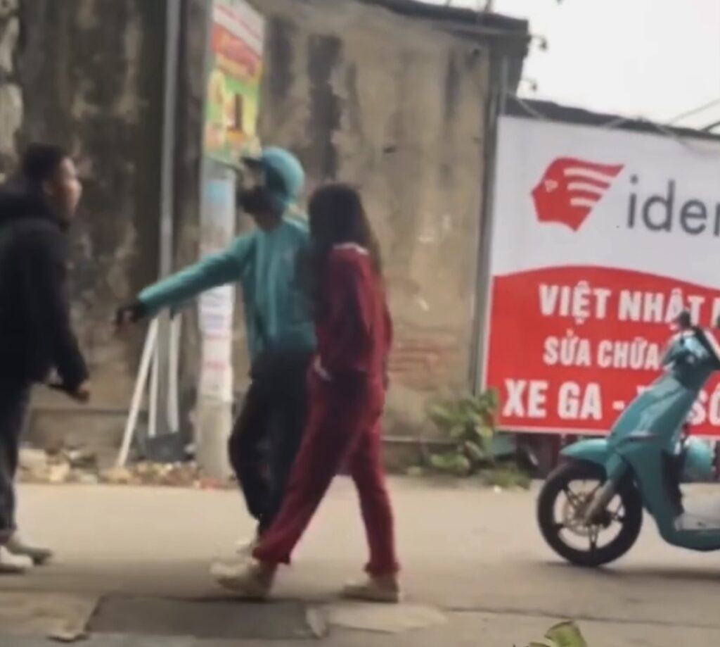 Thanh niên xe ôm áo xanh cày vất vả nuôi vợ con tình cờ thấy vk đi ăn sáng với bạn