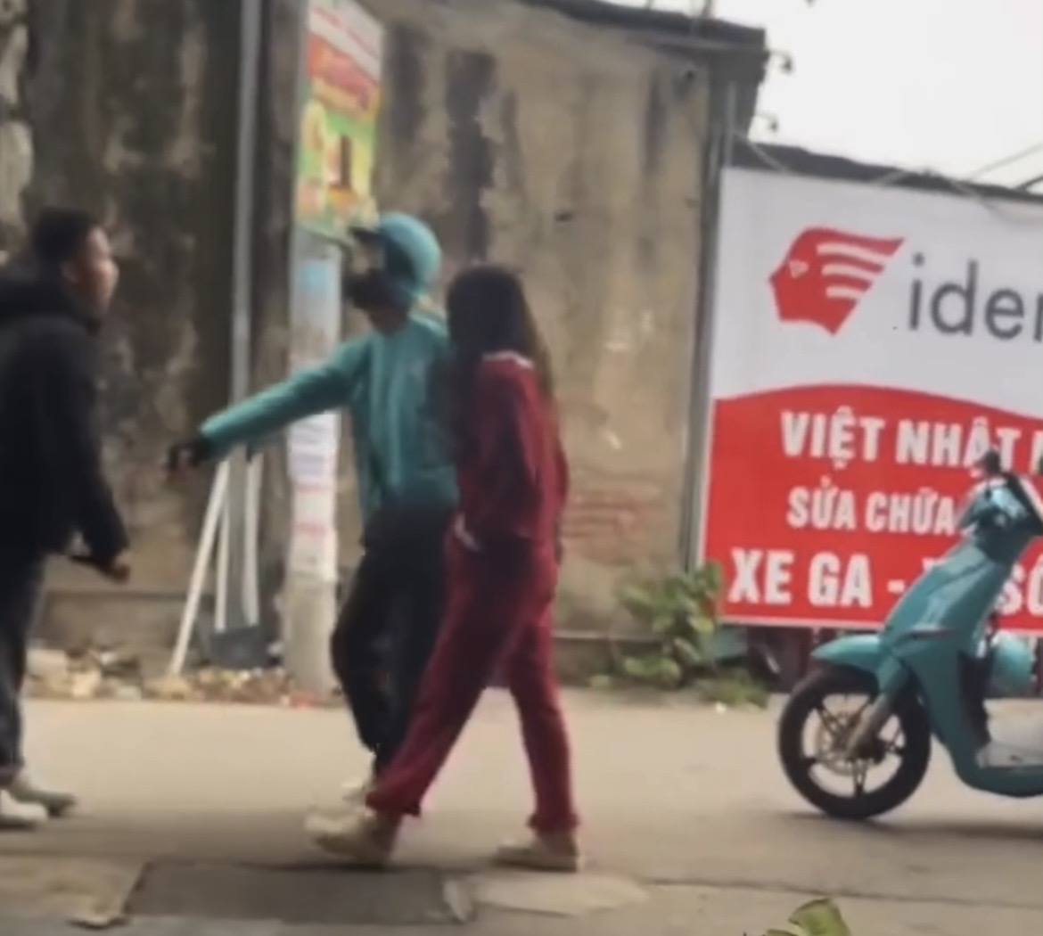 Thanh niên xe ôm áo xanh cày vất vả nuôi vợ con tình cờ thấy vk đi ăn sáng với bạn