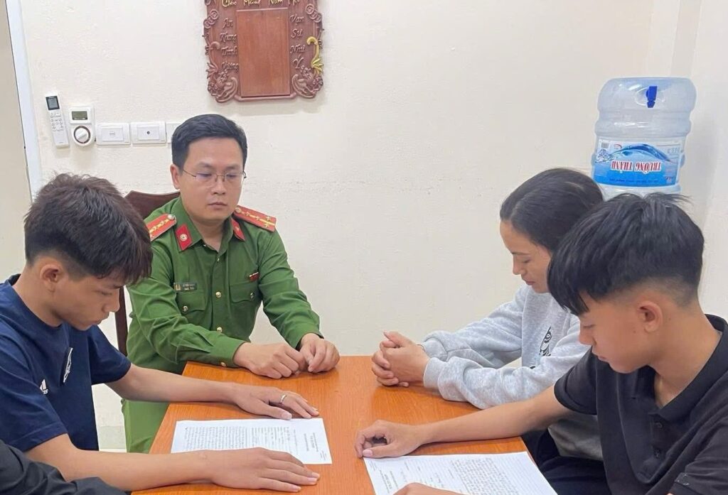 X;ử lý 2 cháu đi xe var vào bà cô ở Hà Nội