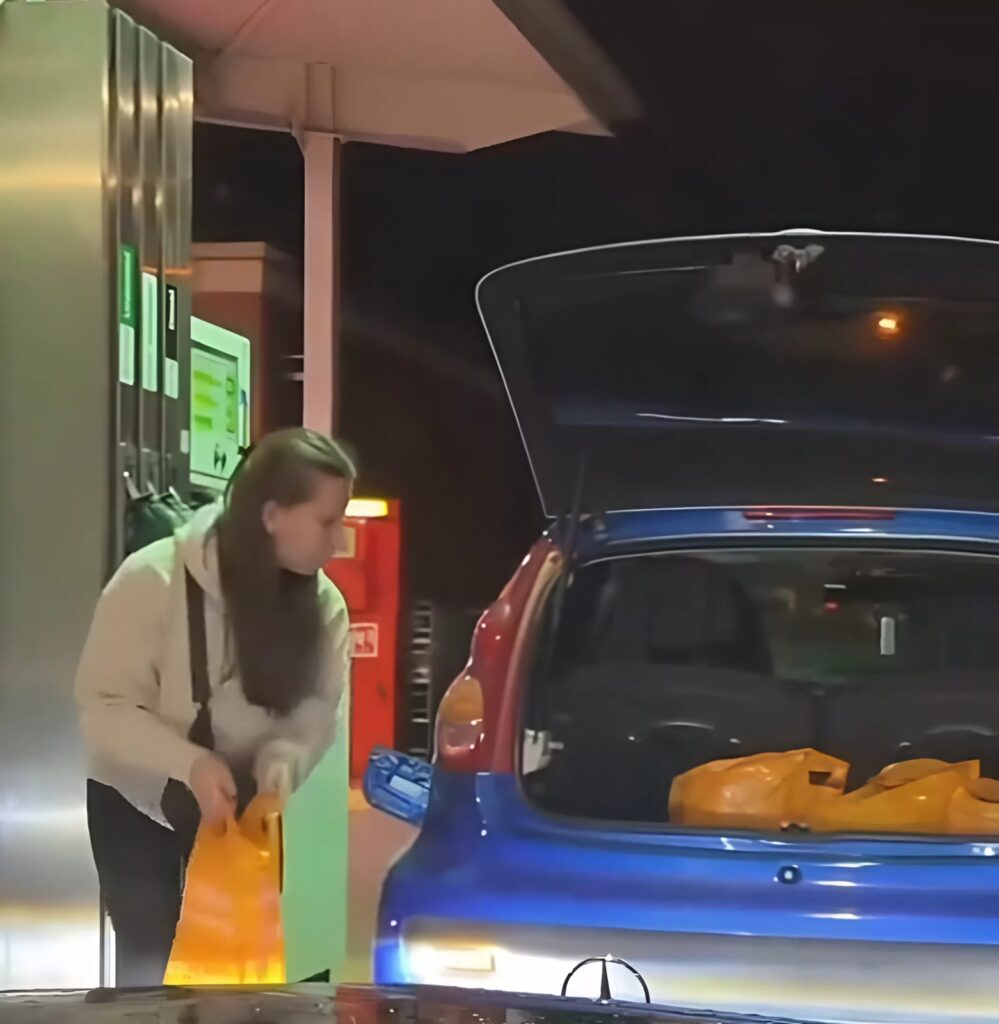 Người phụ nữ dùng túi nilon đựng xăng rồi cho vào cốp xe ô tô để tích trữ