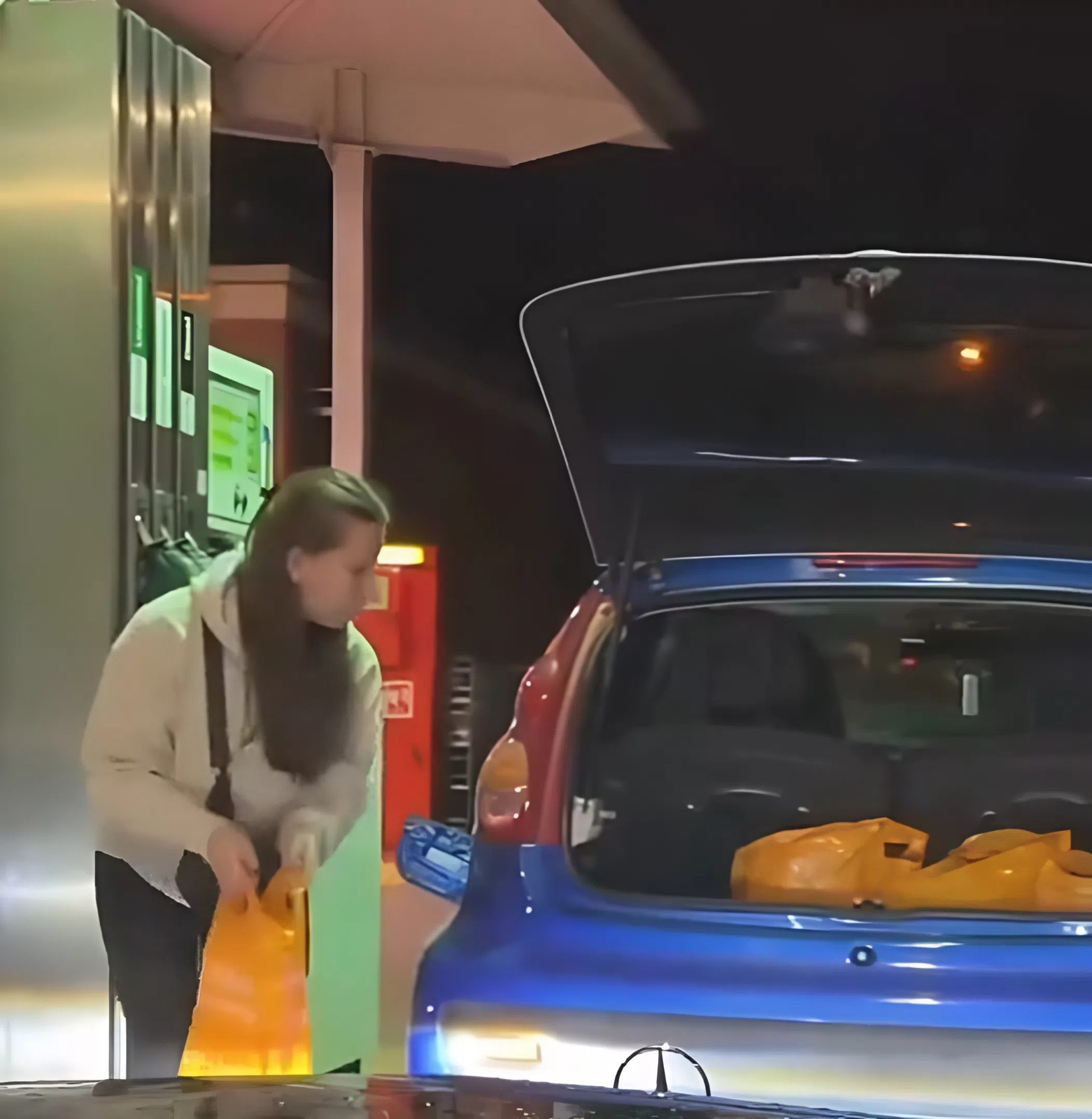 Người phụ nữ dùng túi nilon đựng xăng rồi cho vào cốp xe ô tô để tích trữ