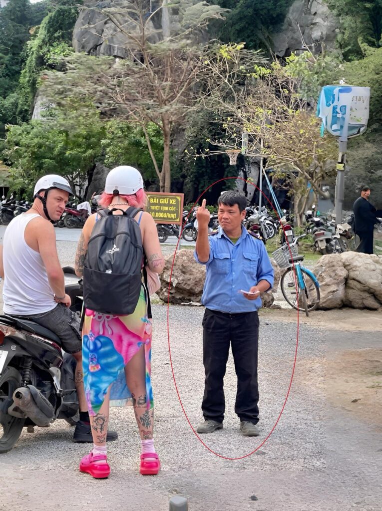 Ninh Bình – du khách b;ức x;úc với th;ái đ;ộ của nhân viên giữ xe tại tuyệt tình cốc