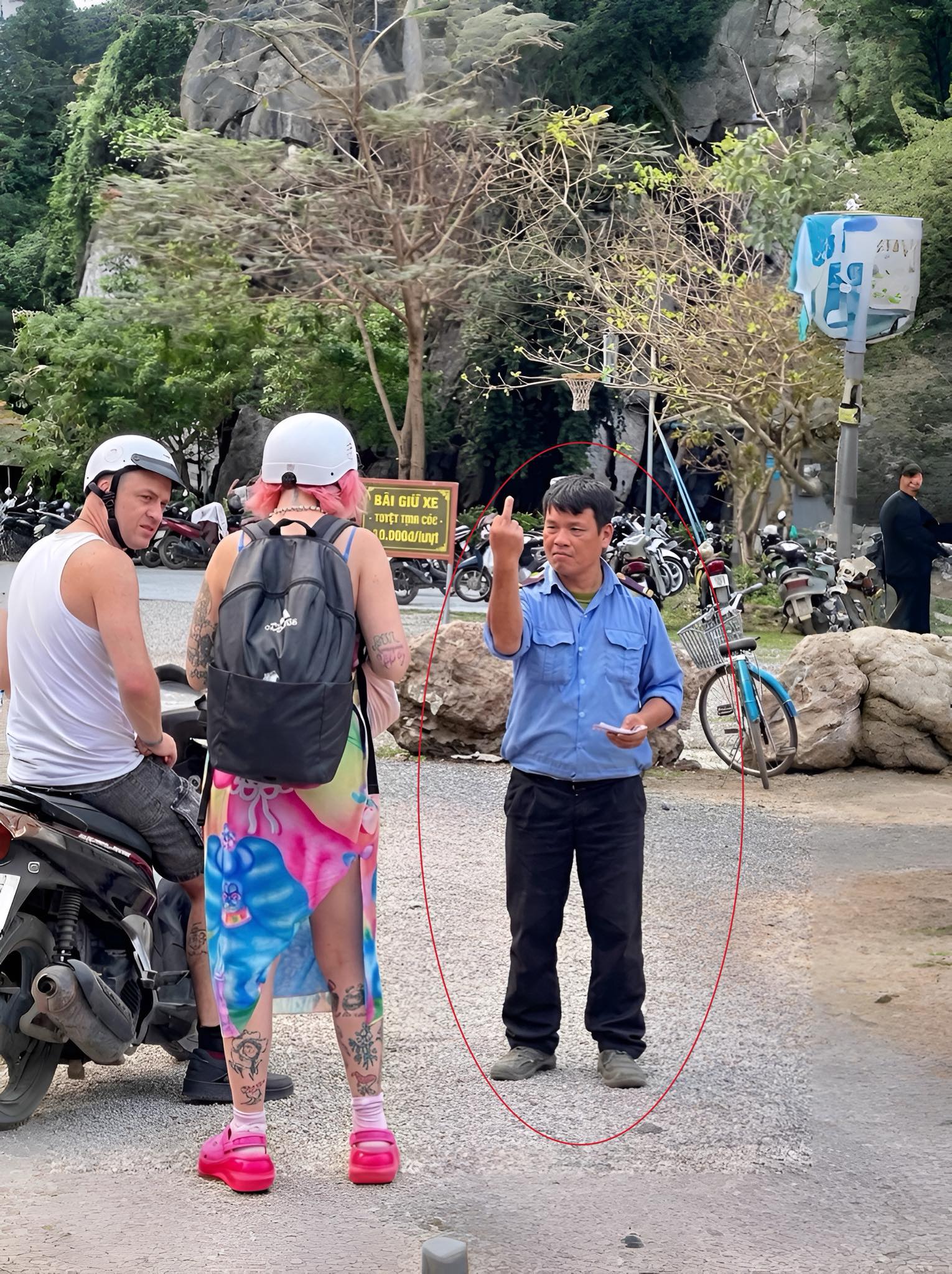 Ninh Bình – du khách b;ức x;úc với th;ái đ;ộ của nhân viên giữ xe tại tuyệt tình cốc
