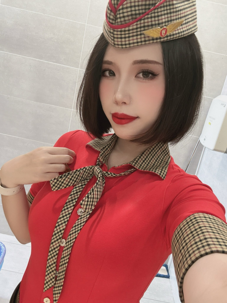 Nữ tiếp viên hàng không gây chú ý khi xuất hiện tại sự kiện giải trí