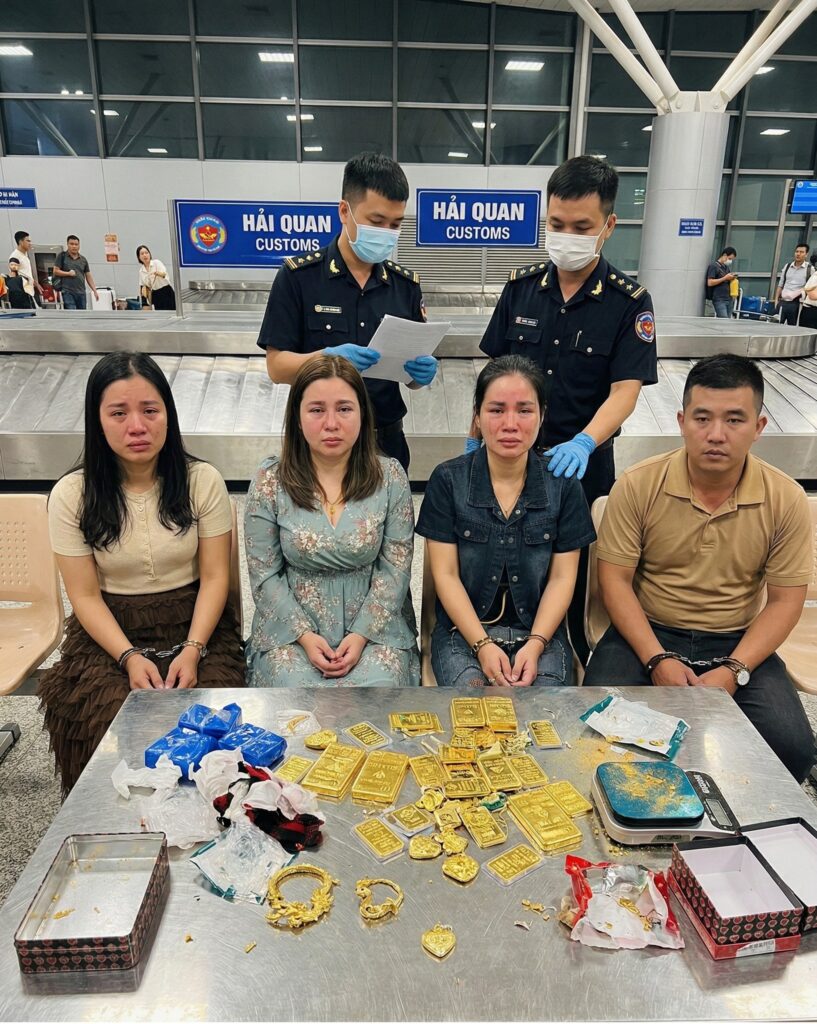 Sân bay Nội Bài: 4 hành khách liều lĩnh và t/áo b/ạo Gi/ấu hơn 12kg nghi là vàng trong đ/ồ l/ót