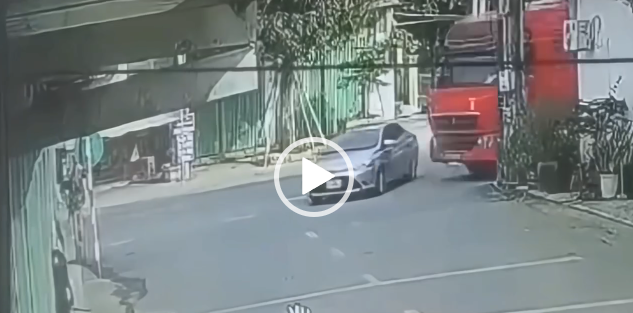 Cập nhật camera vụ Xe đầu kéo t/ô/n/g ô tô con, l/ao l/ên vỉa hè