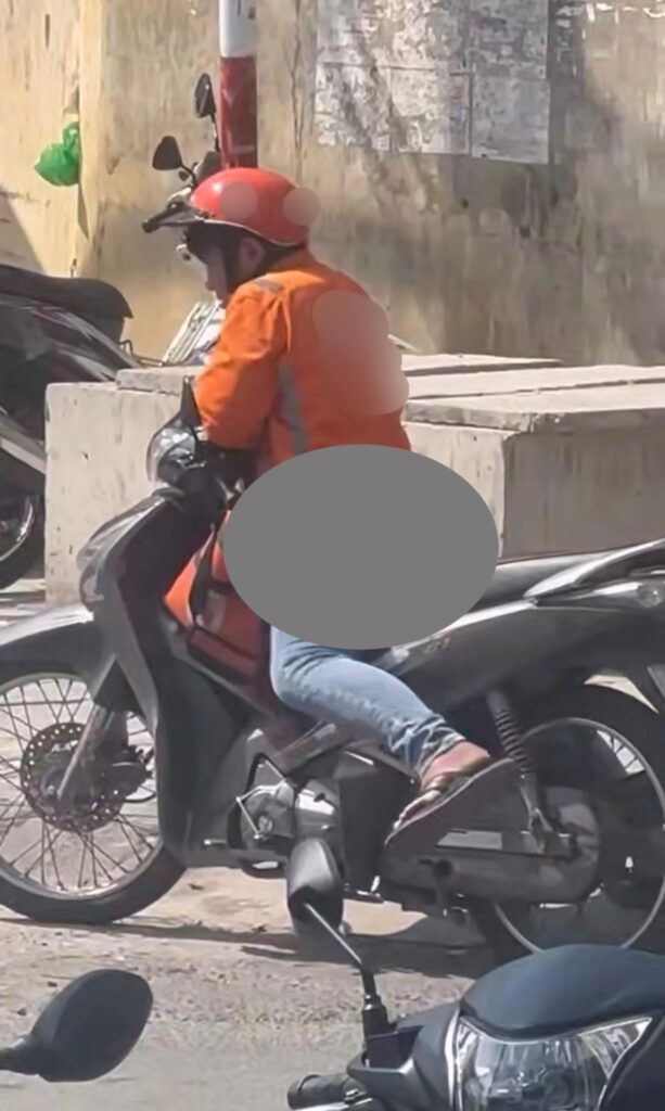 Vjdeo toàn cảnh sự việc anh shipper đi giao hàng