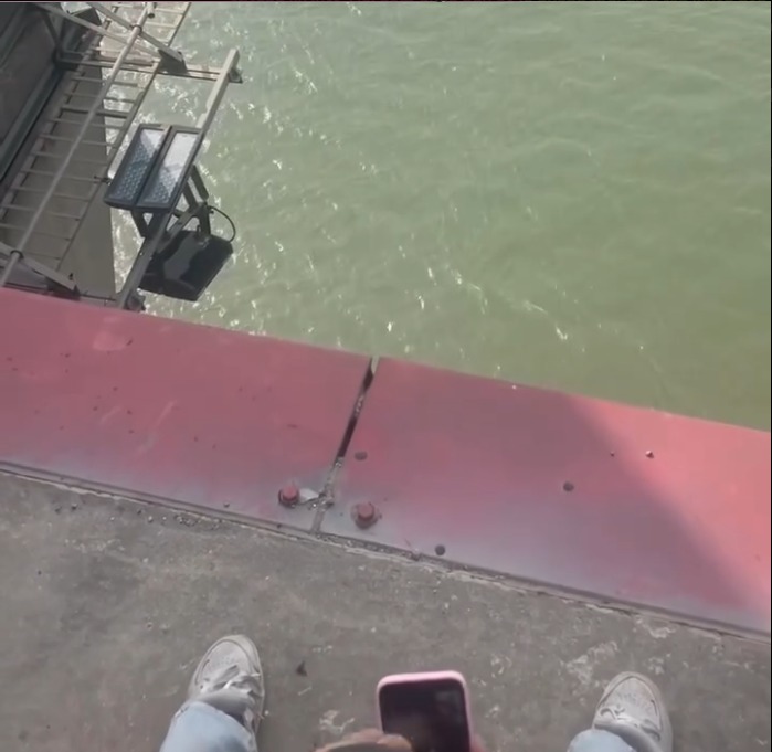 Hai thằng chạy grab chung, cha mẹ già cùng các em thơ ở quê thì chẳng thương. Thương bạn gái bị nó bỏ nó chia tay rồi ngh/ĩ qu/ẫn. Đến khổ!