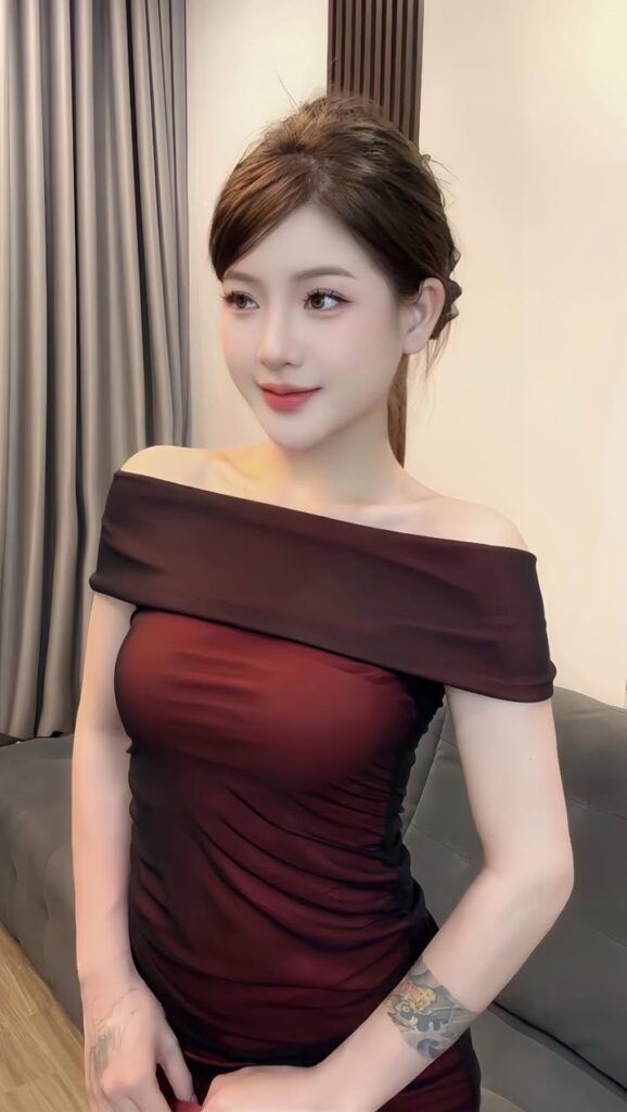 Tay đang cắm ống truyền vẫn lao xuống cứu bé gái rơi xuống bể cá, hành động dũng cảm của cô gái trẻ khiến ai cũng nể