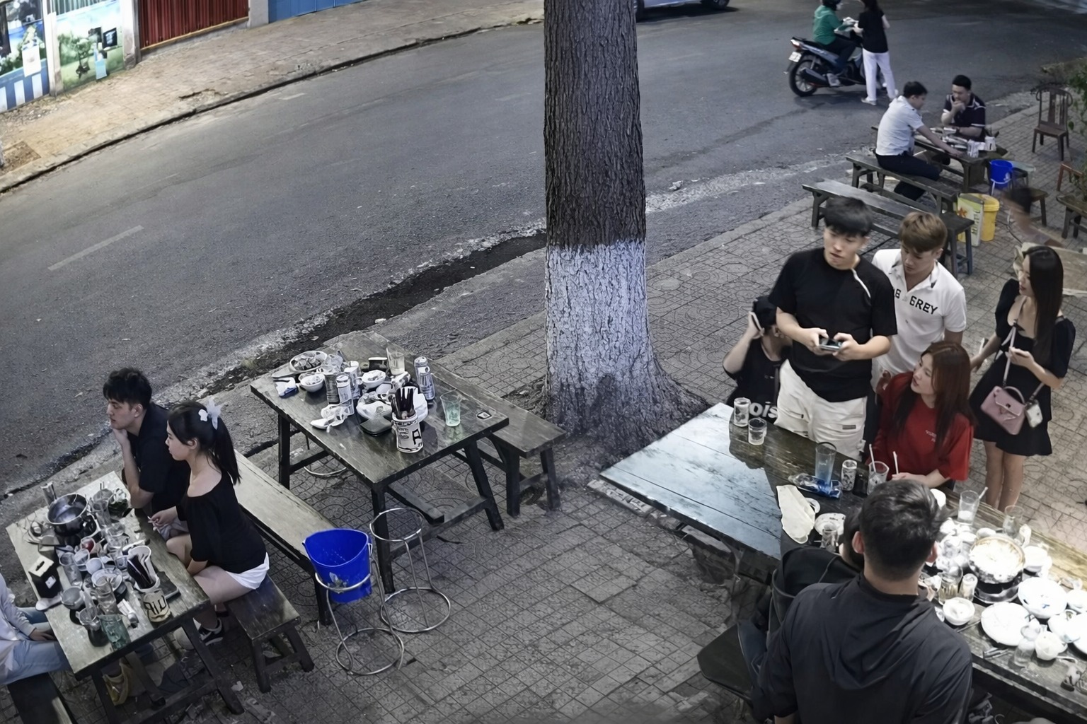 vjde0 ghi lại cảnh đi nhậu tới lúc thanh toán thì…