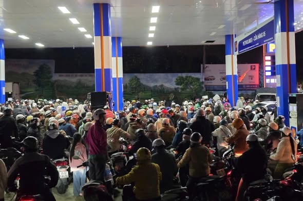 Giá xăng ngay lúc này: Thở thôi cũng mệt