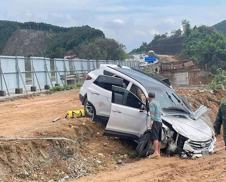 Ô tô l/ao v/ào rào chắn thi công trên cao tốc, người ngồi ghế phụ bị th/anh s/ắt đ/\âm x/\uyên người