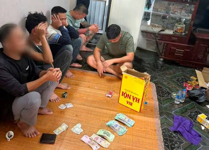 Bất ngờ đột kích s/ới b/ạc trong nhà riêng, 9 người say sưa s/át ph/ạt, thu giữ hơn 140 triệu đồng
