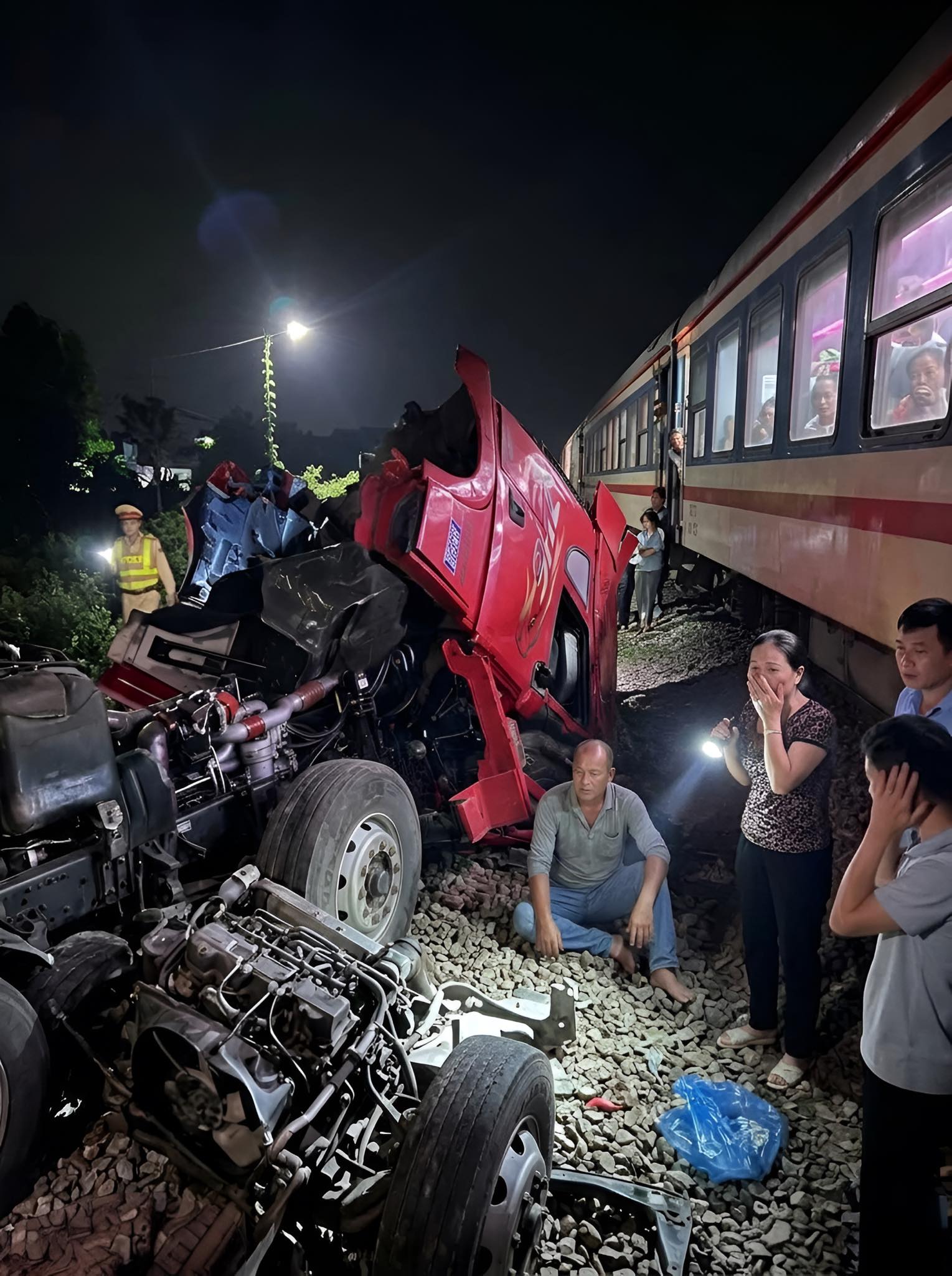 Hiện trường vụ tàu hỏa t/ông ôtô đầu kéo v/ỡ đ/ôi ở Quảng Ngãi