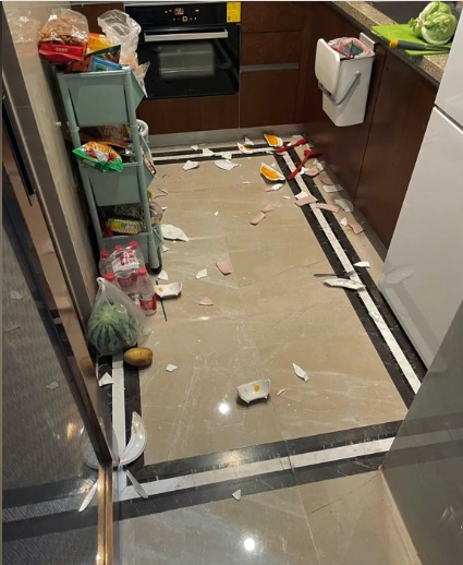 Khung cảnh một gia đình khi vợ đi uống trà với bạn ngày CN!