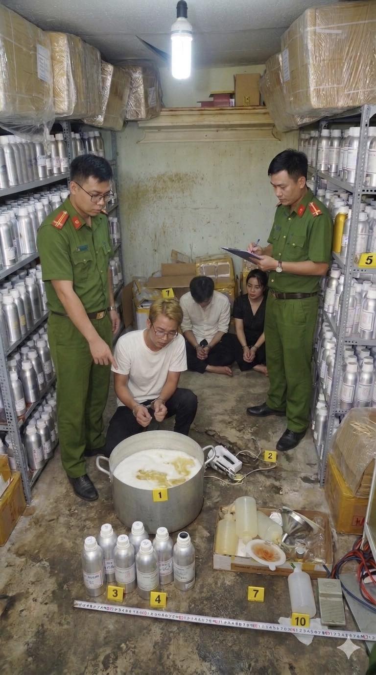 Dùng… máy đ/ánh trứng pha nước hoa gi.ả, bá.n ra thị trường hàng chục ngàn chai, thu lợi hơn 10 tỉ đồng!