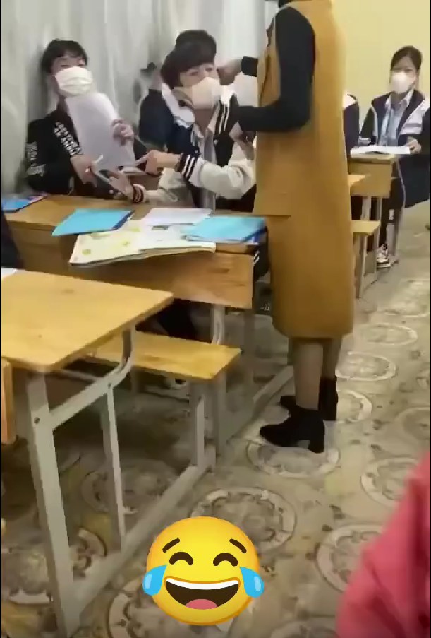 Học sinh trong lớp nghịch điện thoại ko chịu học bài