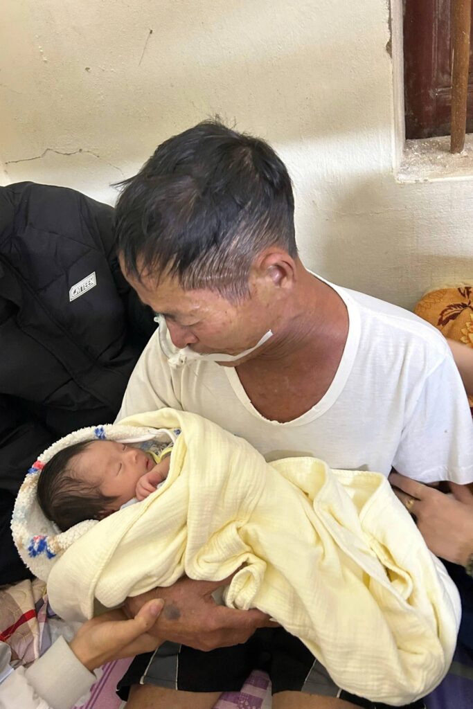 Ông nội đeo ố;ng th;ở, gắng bế cháu nội lần cuối trước khi qu;a đ;ời