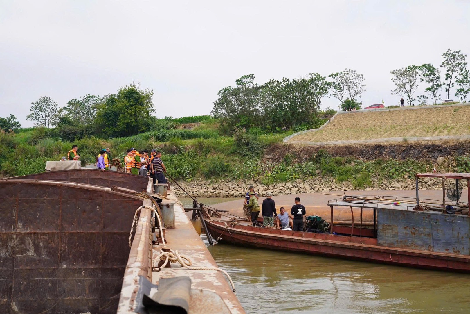 Lại thêm một vụ ch:ìm tàu đ:a:u lòg xảy ra tại khu vực cầu Vĩnh Thịnh…