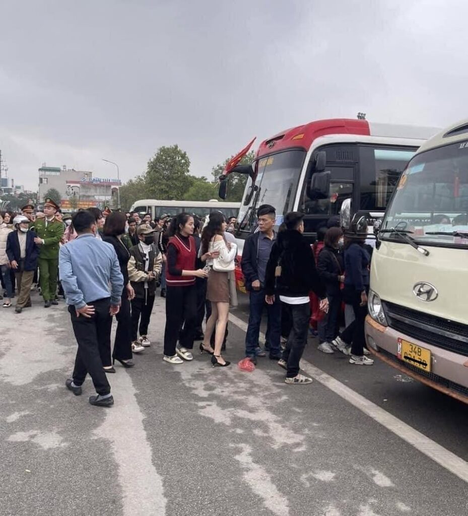 Thực hư chuyện cô gái khóc ngất đến co giật khi tiễn người yêu đi nghĩa vụ quân sự