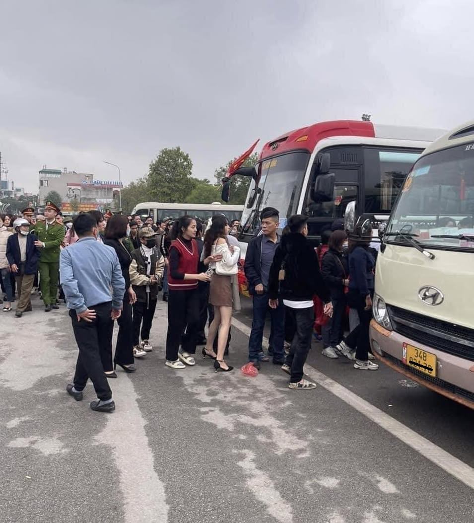 Thực hư chuyện cô gái khóc ngất đến co giật khi tiễn người yêu đi nghĩa vụ quân sự