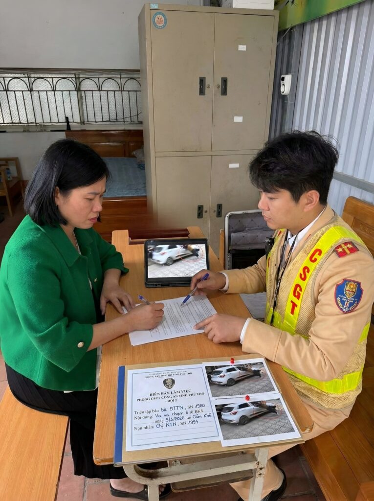 Tìm ra nữ tài xế lái ô tô lao lên vỉa hè t/ông ngã cô gái rồi bỏ chạy