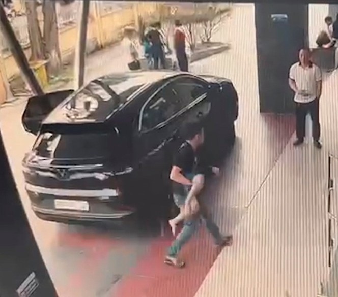 Lần đầu tiên một người đàn ông vượt đèn đỏ mà ai ai cũng tán dương: Thật là một tấm lòng tốt.