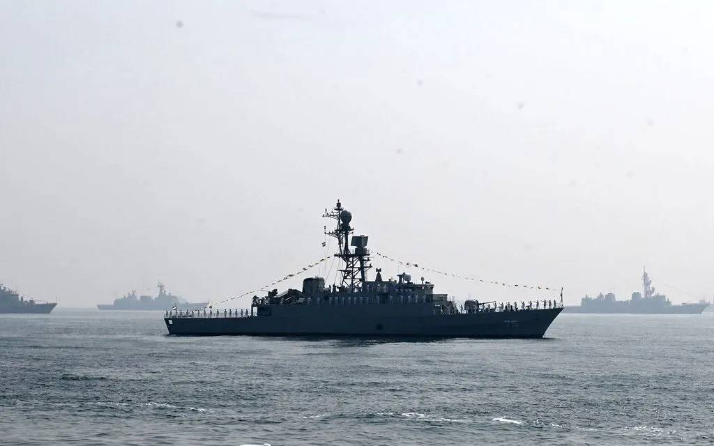 Sri Lanka vớt được 87 thi.the từ chiến hạm Iran bị tàu ngầm Mỹ đ/ánh chìm