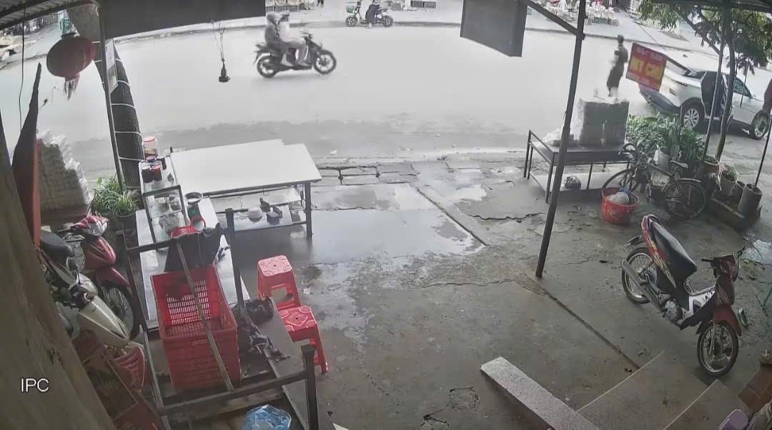 [VIDEO] Cam vụ việc Bố dừng xe ô tô xuống mua đồ không đ/óng c/ửa