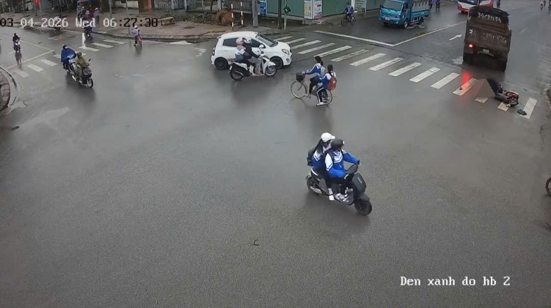 [VIDEO] Cam vụ việc bà chở cháu đi học sáng sớm không may gặp nạn tại Hải Phòng