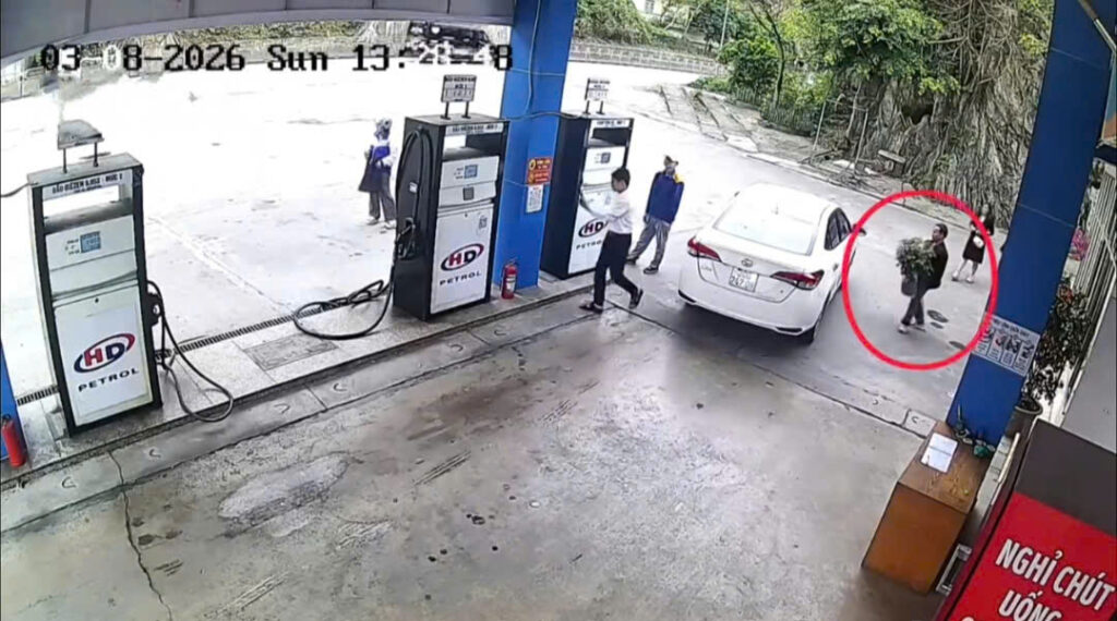 [VIDEO] Người đàn ông đi xe ô tô vào trạm xăng rồi tự tiện bê chậu hoa lên xe khiến nhân viên check cam ngỡ ngàng