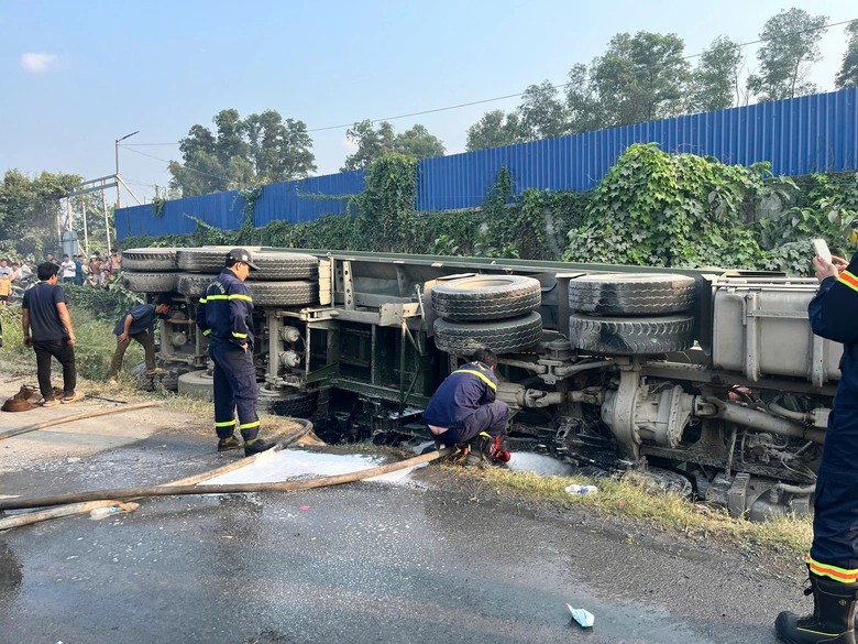 Toàn cảnh sự việc Xe ben l;ật đ;è ô tô con