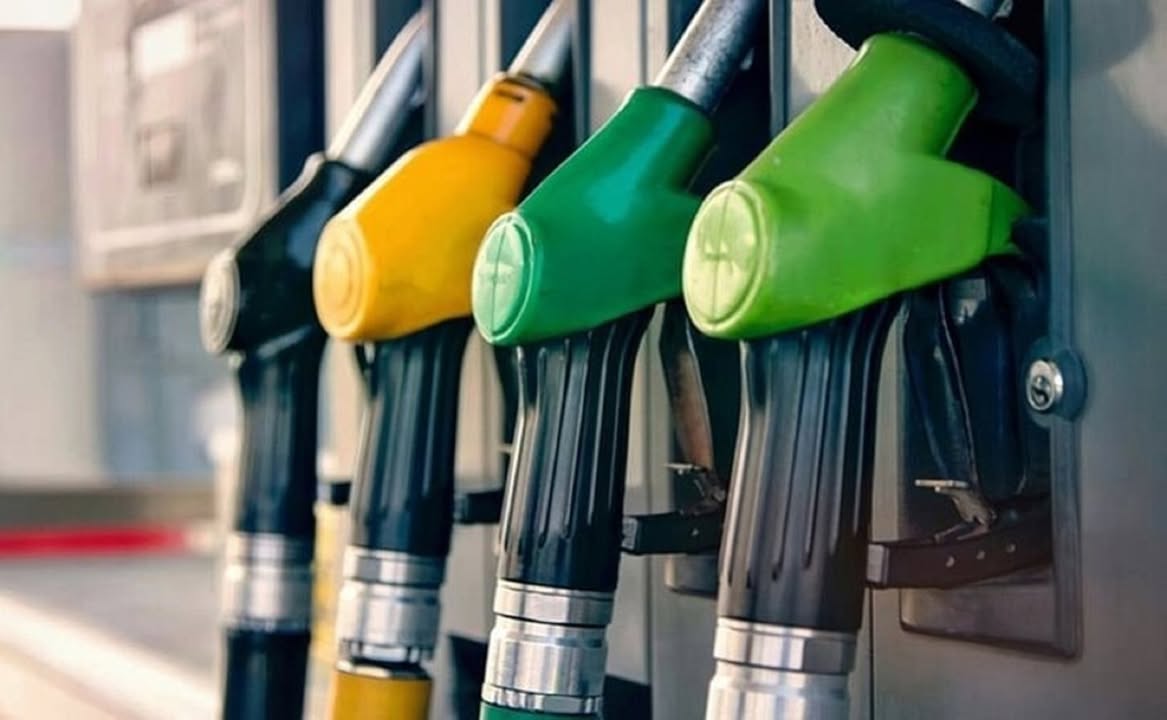 Giá xăng dầu hôm nay 3/4: Tăng mạnh trở lại