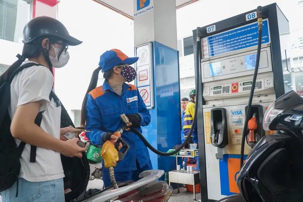 GIÁ XĂNG, DẦU ĐỒNG LOẠT GIẢM