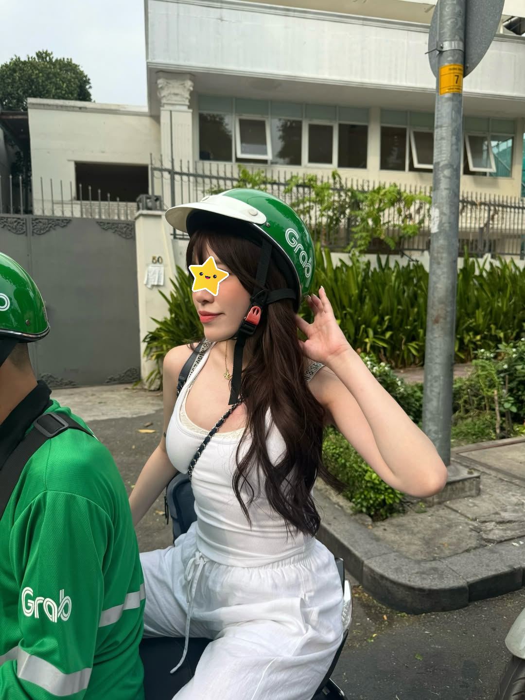 Nữ thần trượt băng nổi tiếng ngồi Grab, dạo phố ở Việt Nam đăng ảnh khắp nơi