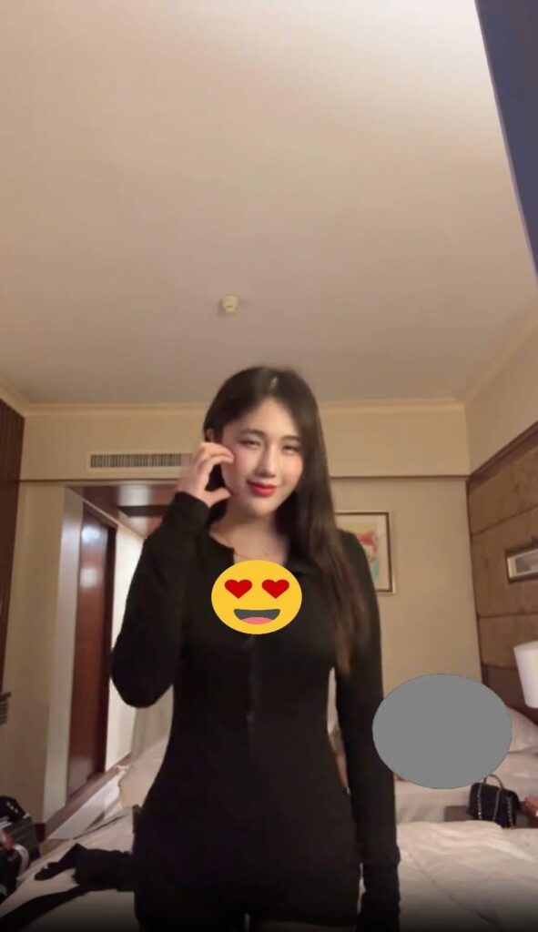 Phía sau một cô gái