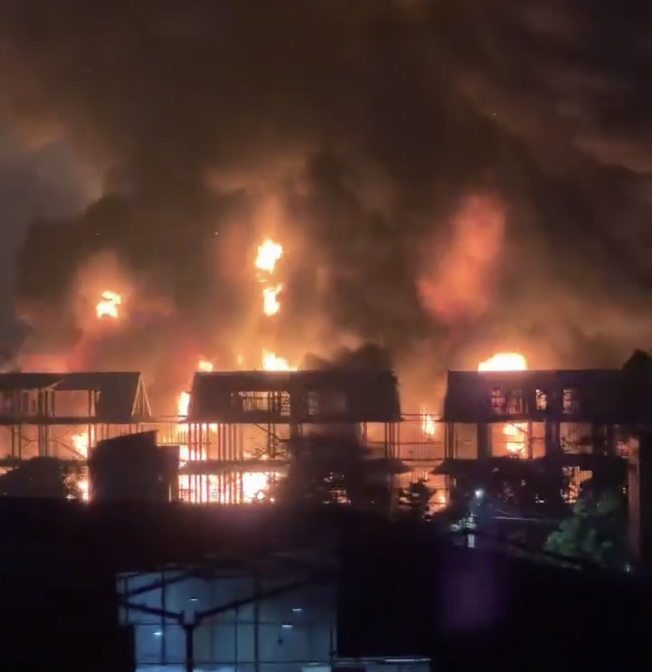 Cận cảnh đám cháy ở Mai Lâm – Đông Anh