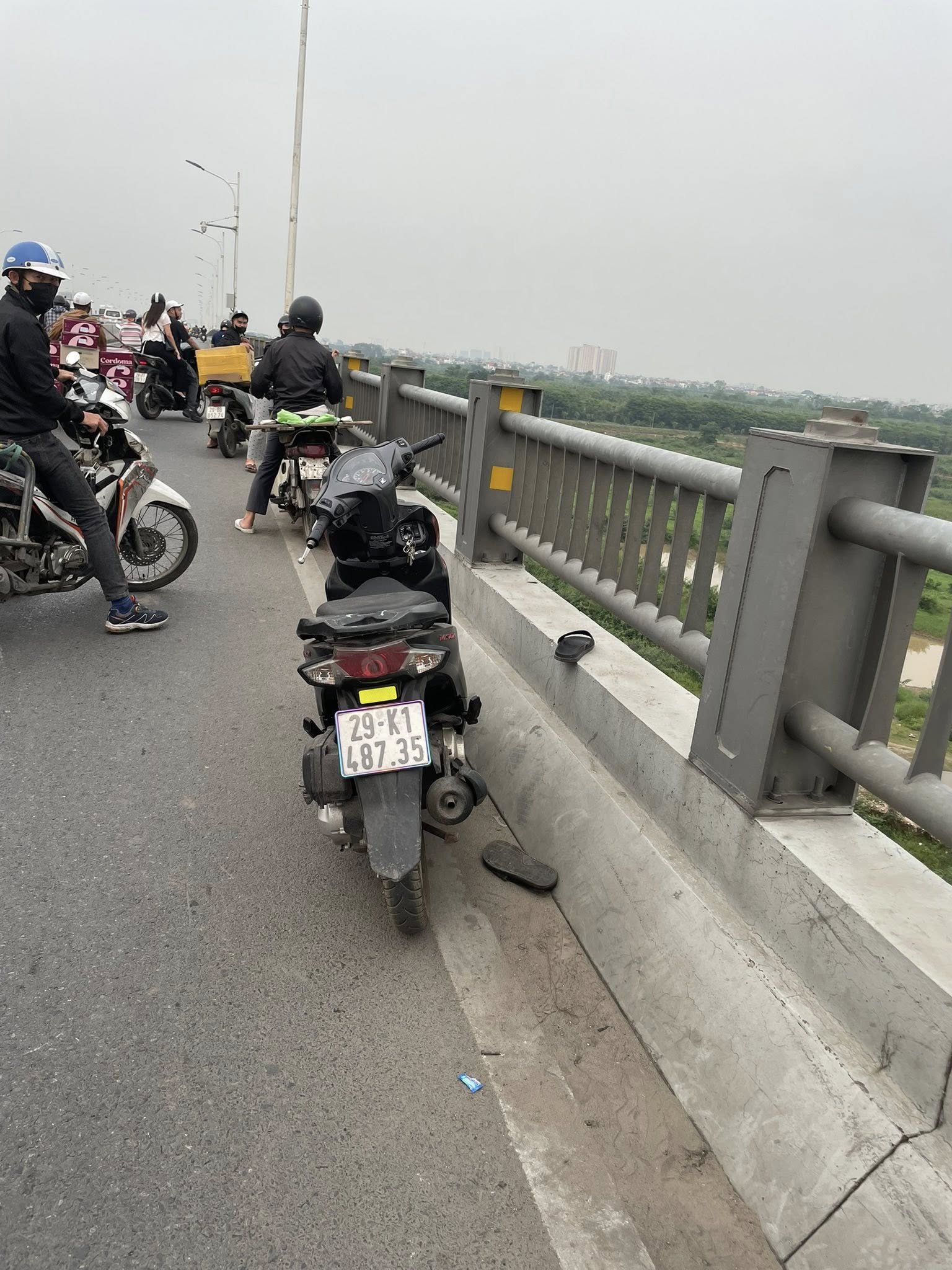 ảnh full – Cầu Vĩnh Tuy lúc này. Hướng từ Hà Nội sang