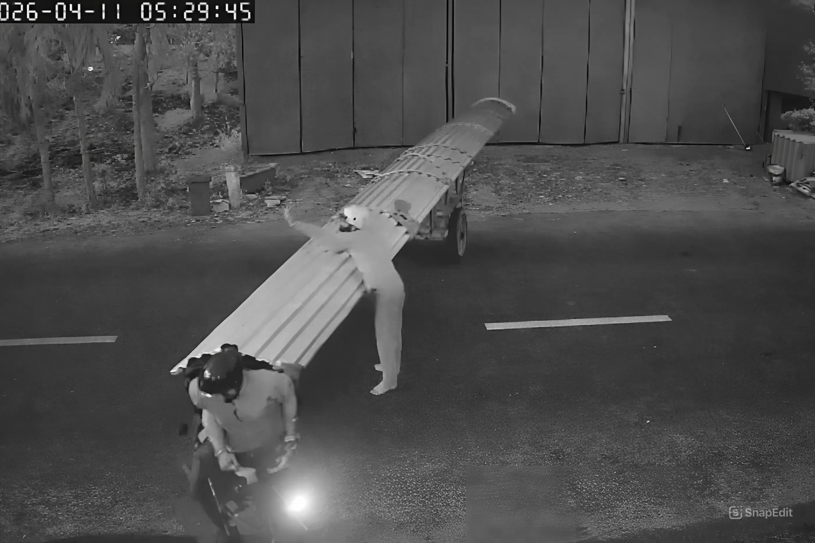 Toàn cảnh sự việc chở tôn Tờ mờ sáng, không đèn đường