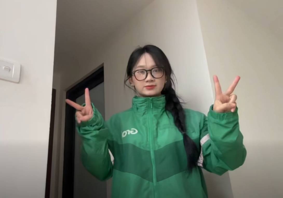 Bắt gặp cô gái chạy Grab,được CĐM tìm kiếm nhiều nhất MXH lúc này