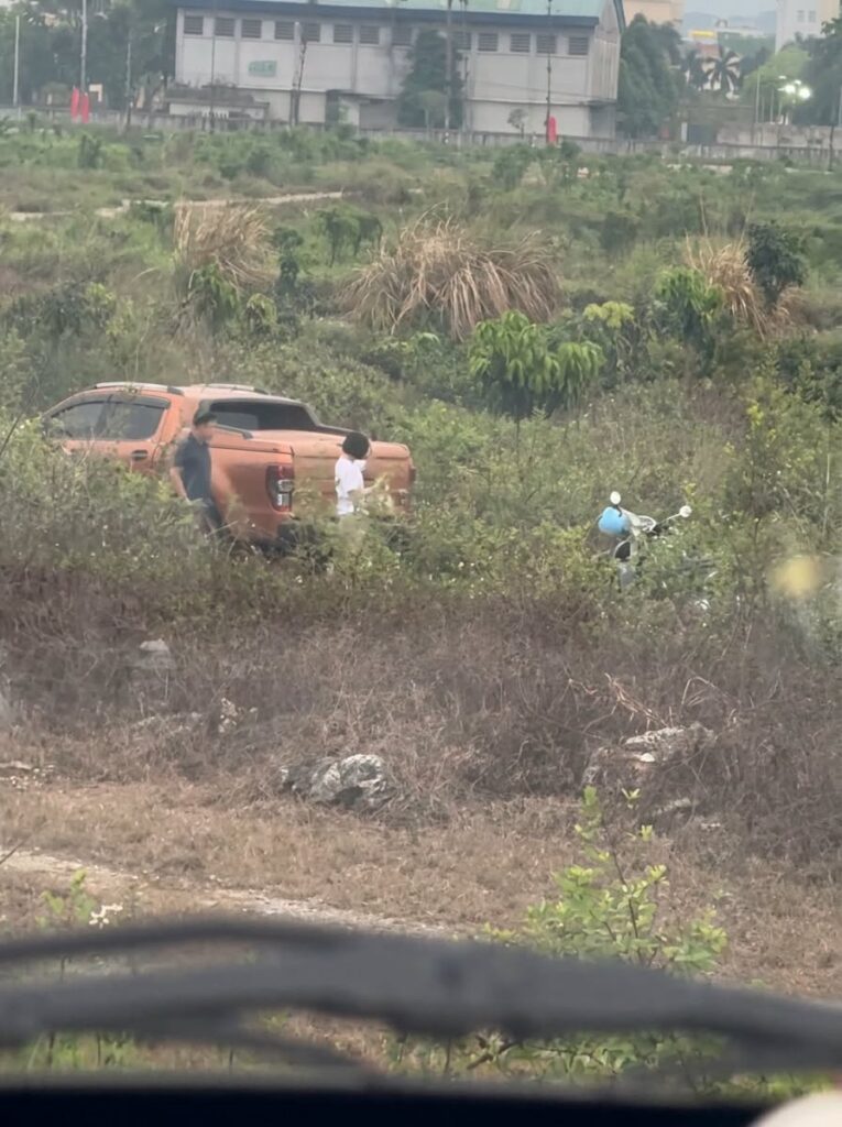 Xe bán tải giữa bãi đất trống