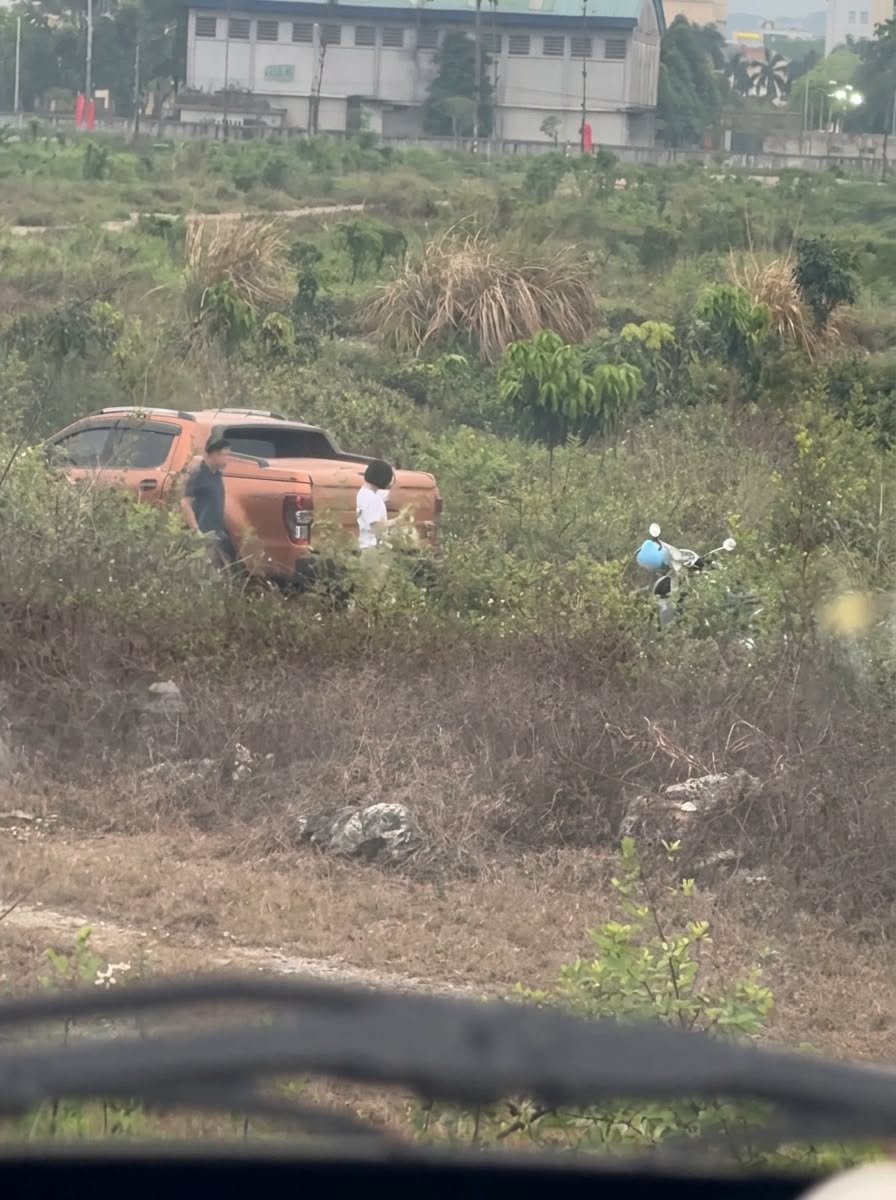 Xe bán tải giữa bãi đất trống