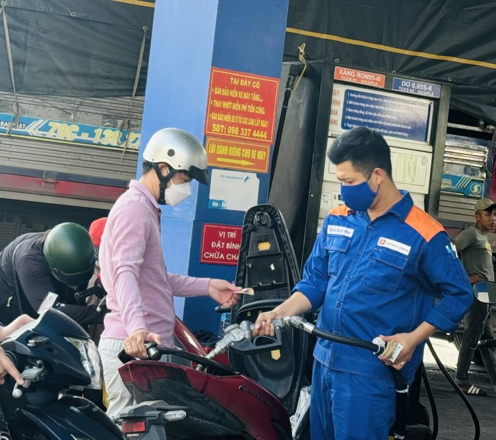 Giá xăng dầu hôm nay 13.4: Đồng loạt đảo chiều