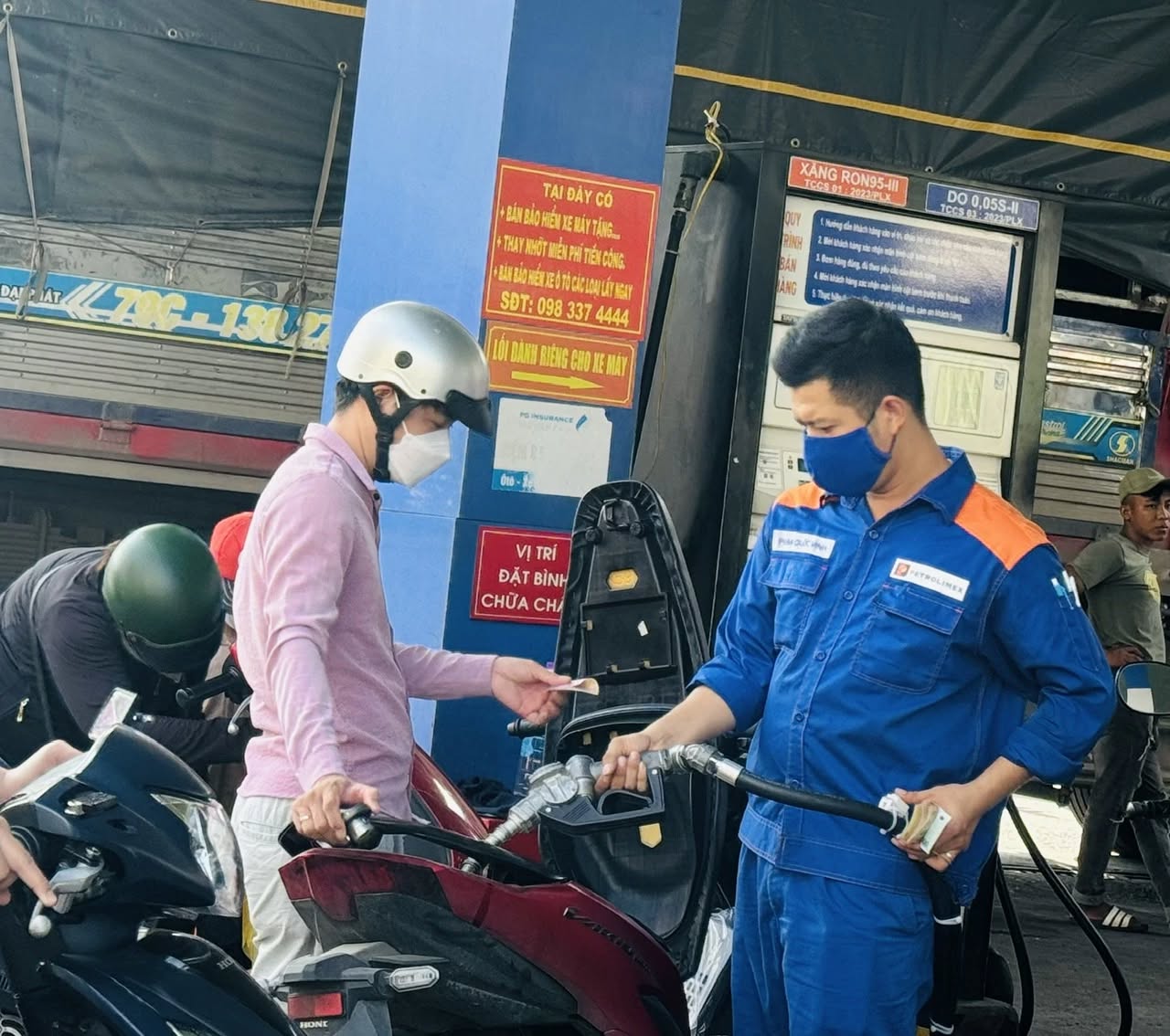 Giá xăng dầu hôm nay 13.4: Đồng loạt đảo chiều