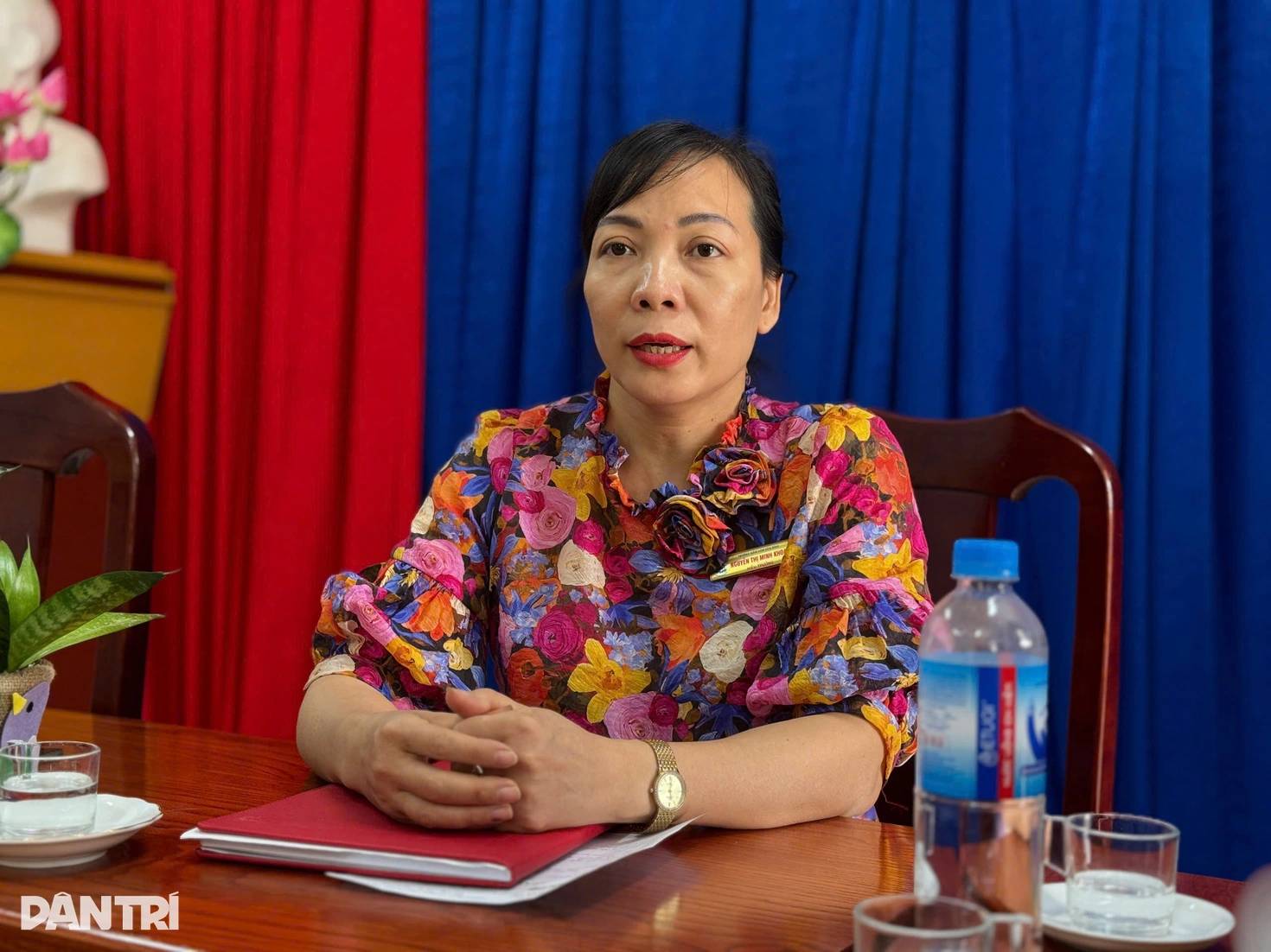 Thái Nguyên: Hiệu trưởng ăn thử th/ịt trước phụ huynh để chứng minh “an toàn”