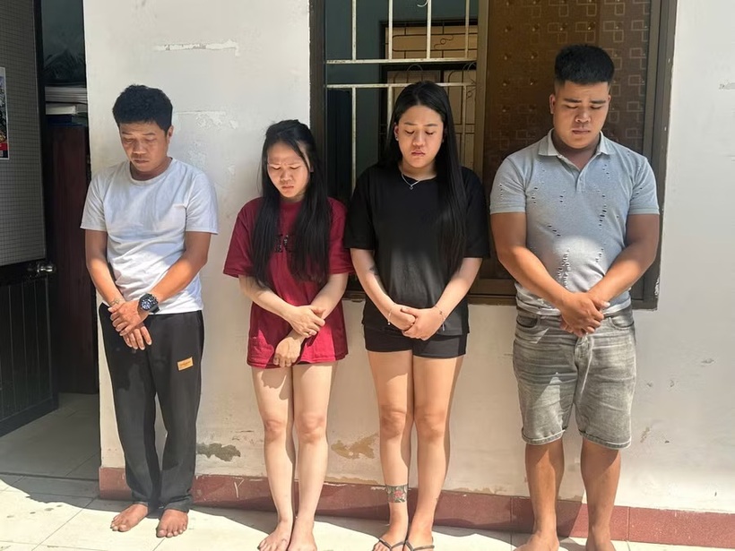 Bắt quả tang 2 cặp nam nữ làm “chuyện động trời” trong xe ô tô lúc nửa đêm